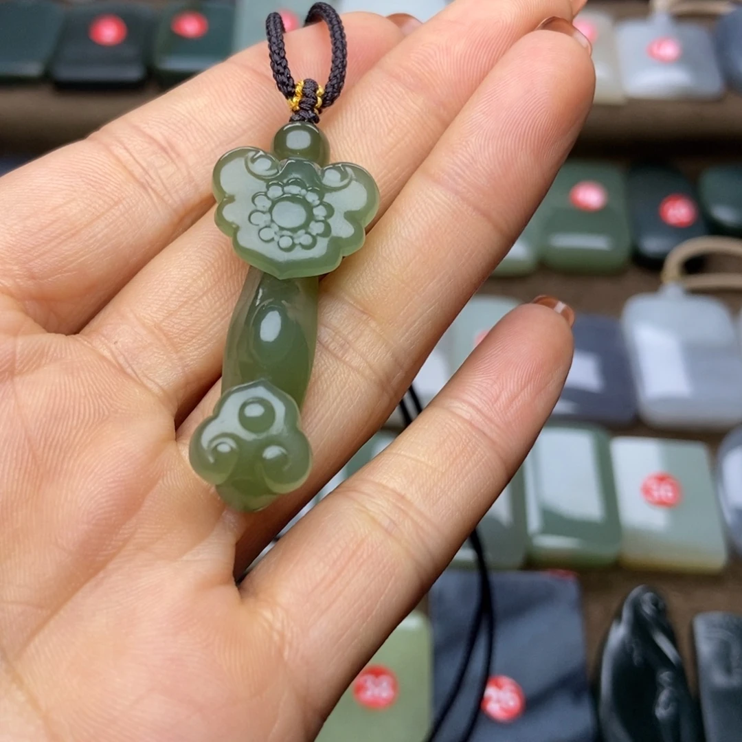 一***子和田玉未镶嵌颈饰