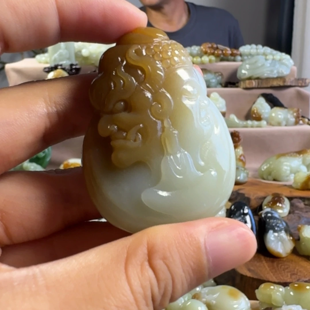 颈饰未镶嵌和田玉（糖玉）