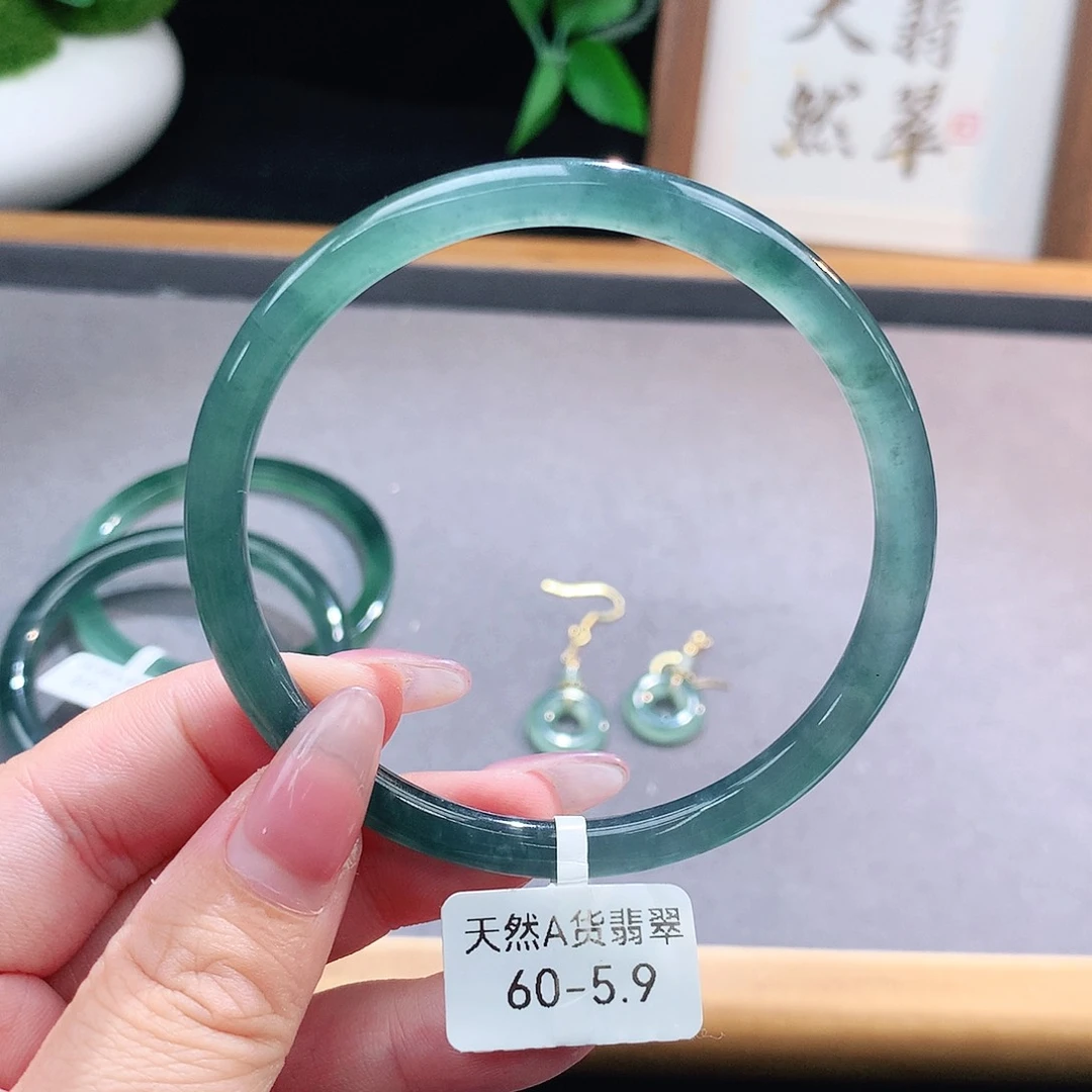 未镶嵌手镯（圆镯）翡翠