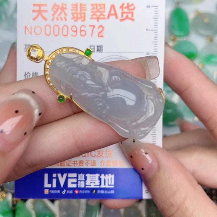 翡翠18K金镶嵌颈饰财神