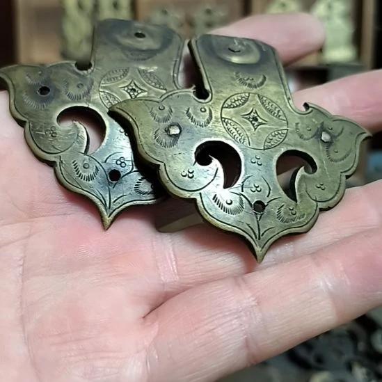 @***@镀金铜件一对，有一个小裂