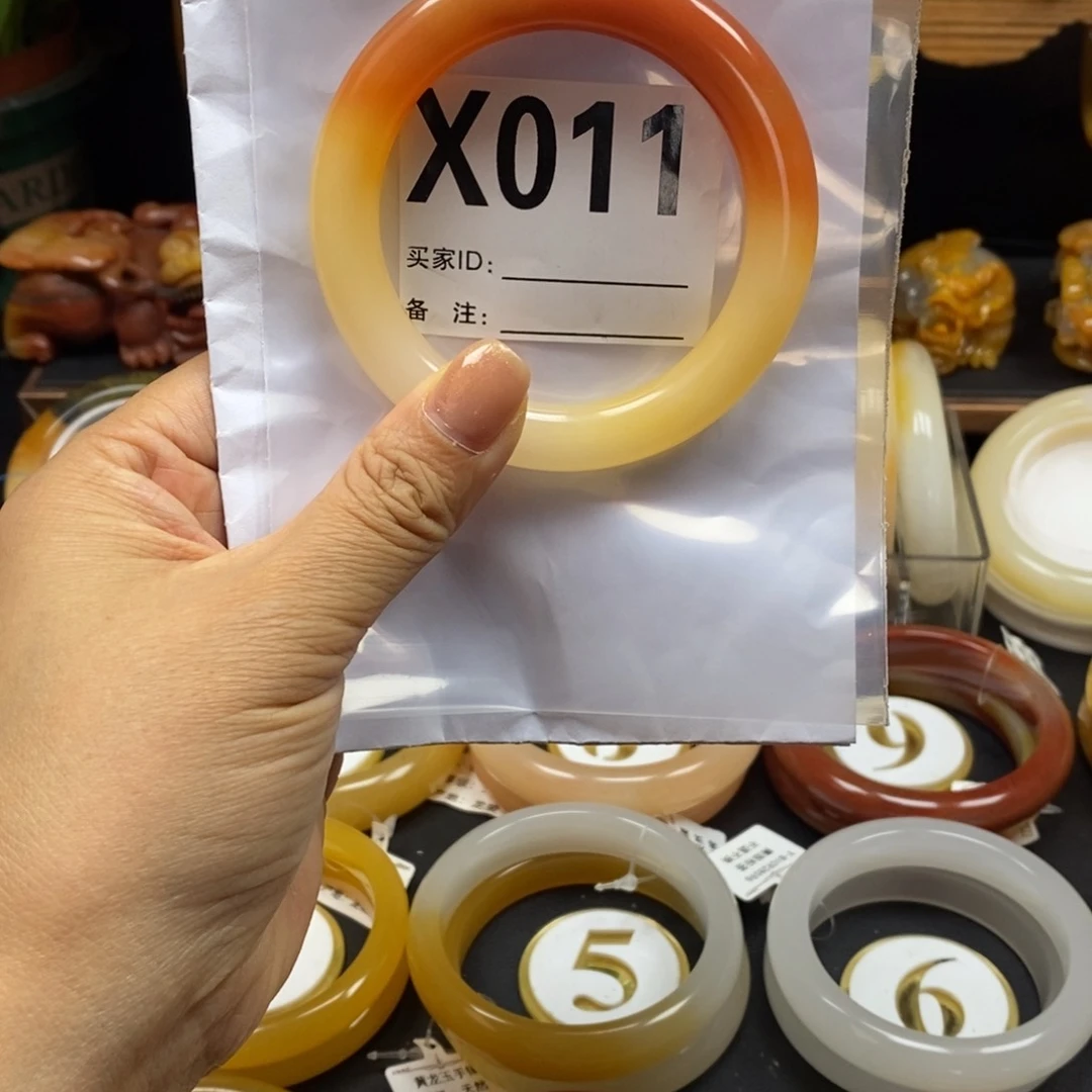 丽***丽石英质玉（黄龙玉）未镶嵌手镯