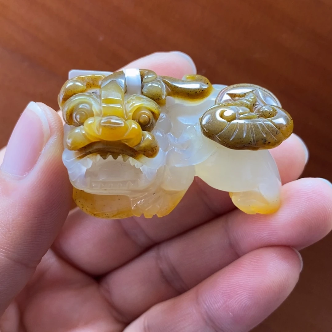 石英质玉（黄龙玉）未镶嵌颈饰李**?