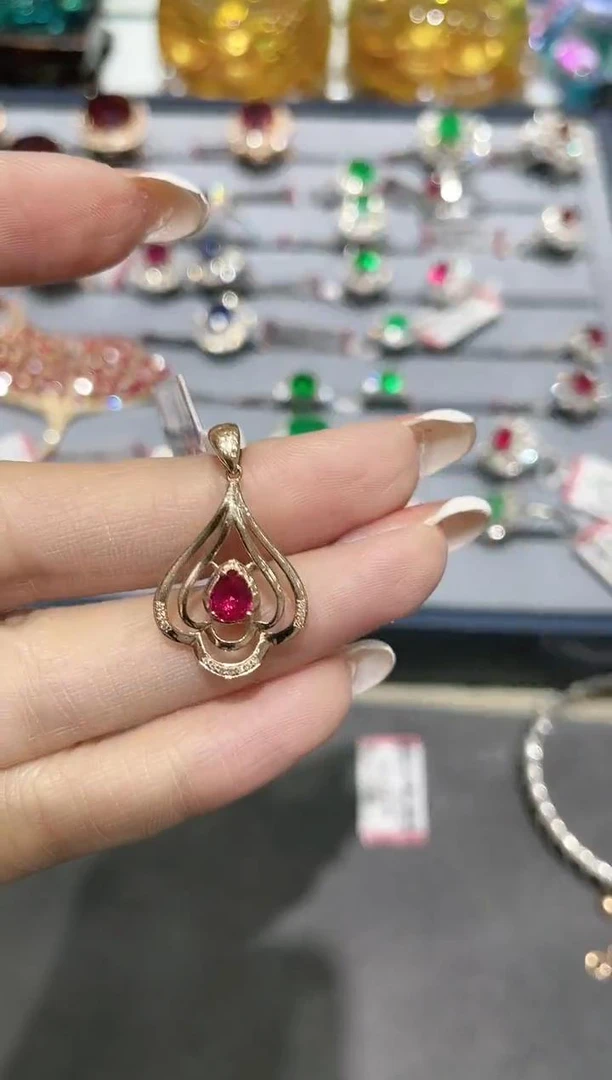 18K金镶嵌天然红宝石吊坠