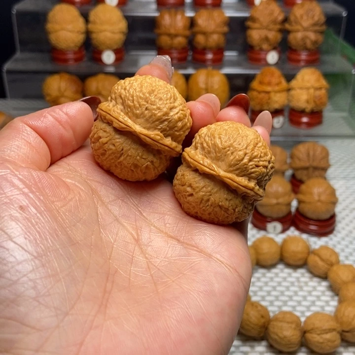 文玩核桃把件11鱼籽纹绣球