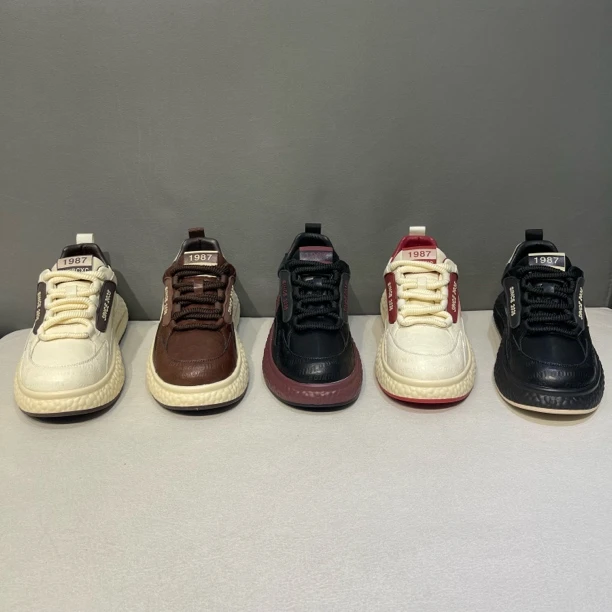 2025秋冬新款油蜡皮皮面软底舒适低帮系带潮流百搭运动休闲男鞋