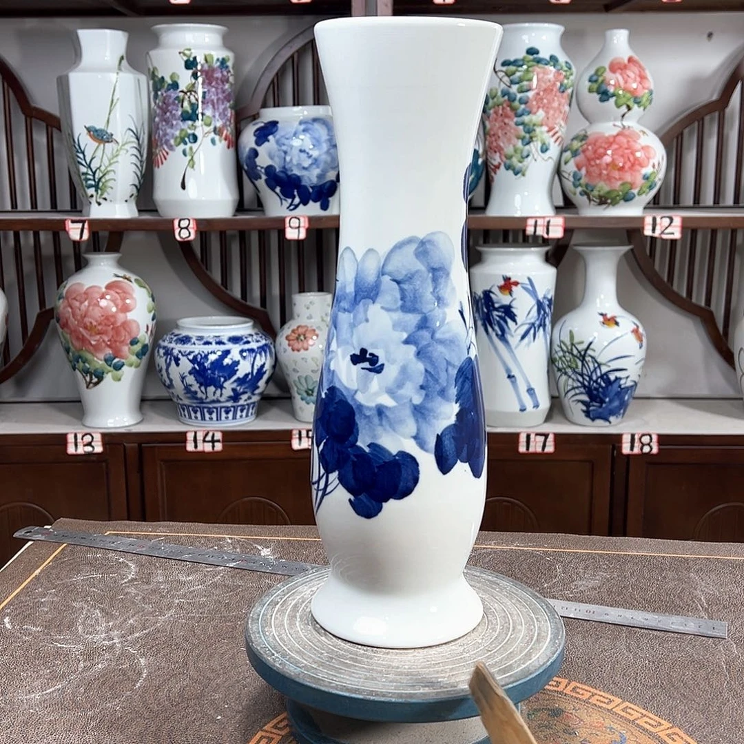 摆件景德镇陶瓷蛮青牡