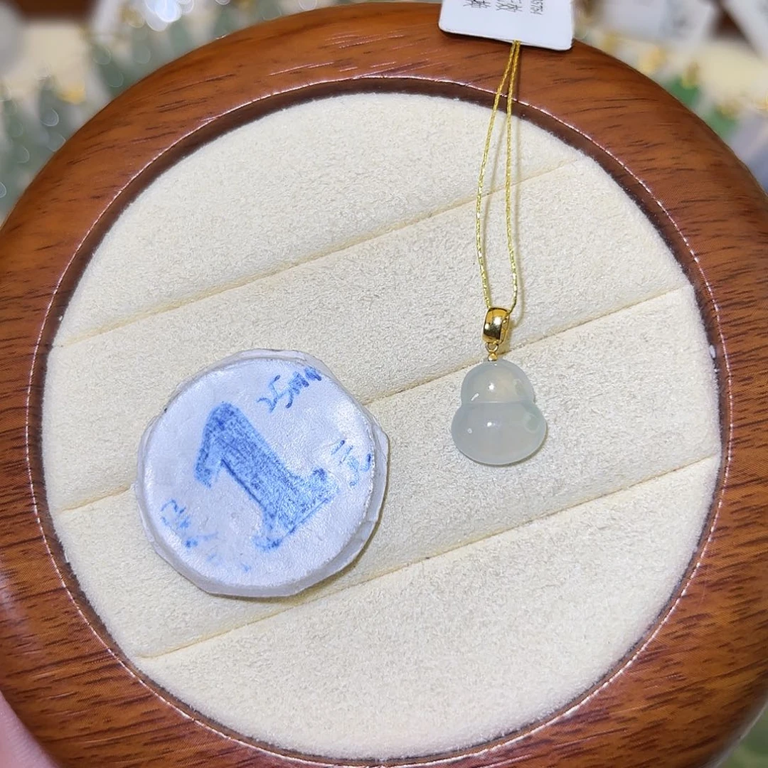 翡翠18K金镶嵌颈饰葫芦