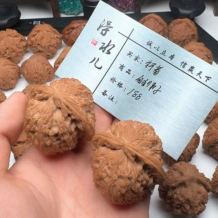 行***者桃核吊坠白狮子核桃