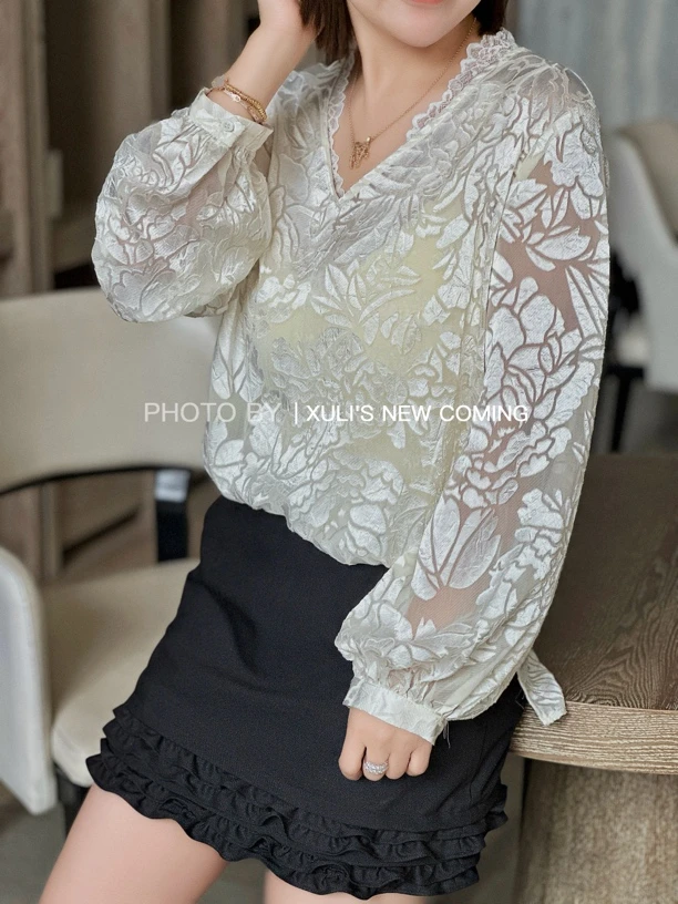 XULI'S EPOCHv领灯笼袖水绒烧花打底衫·发回来小黑屋·8856B