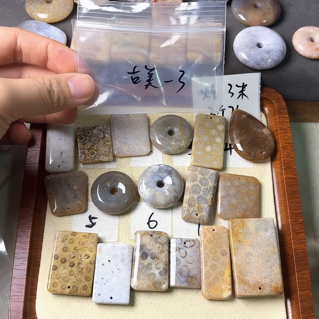 硅化玉颈饰未镶嵌古*门