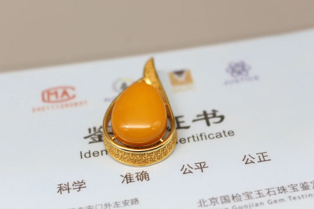 水滴形鸡油黄满蜜满蜡天然精美吊坠百搭简约镶嵌经典