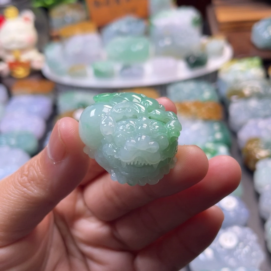 翡翠未镶嵌颈饰貔貅