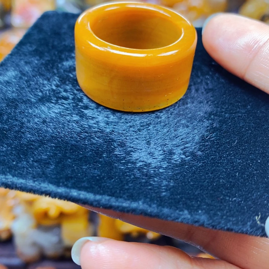 未镶嵌石英质玉（黄龙玉）颈饰