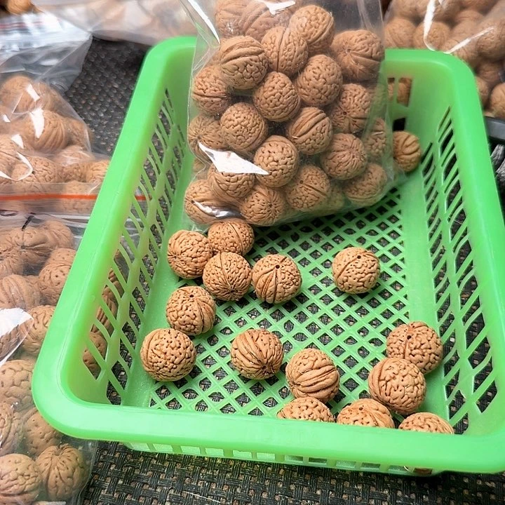 桃核吊坠鹰**空圆周率桃核