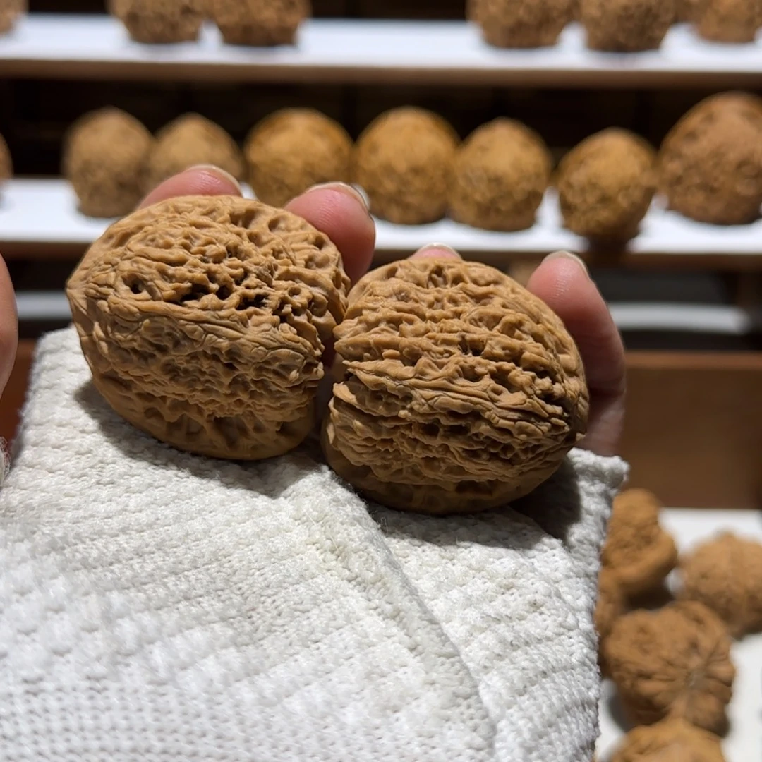 柚***生文玩核桃吊坠涿鹿拉丝纹南疆石