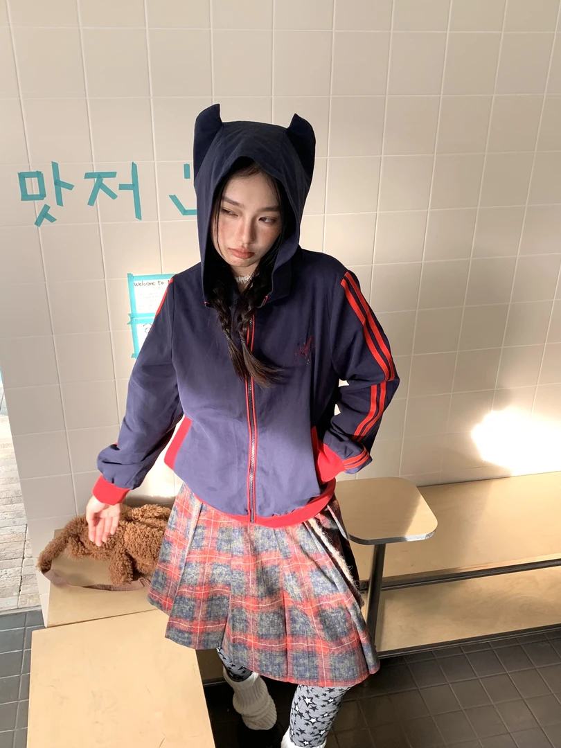 春日野too 古早校供复古撞色连帽卫衣外套 秋季恶魔角蓝莓外套