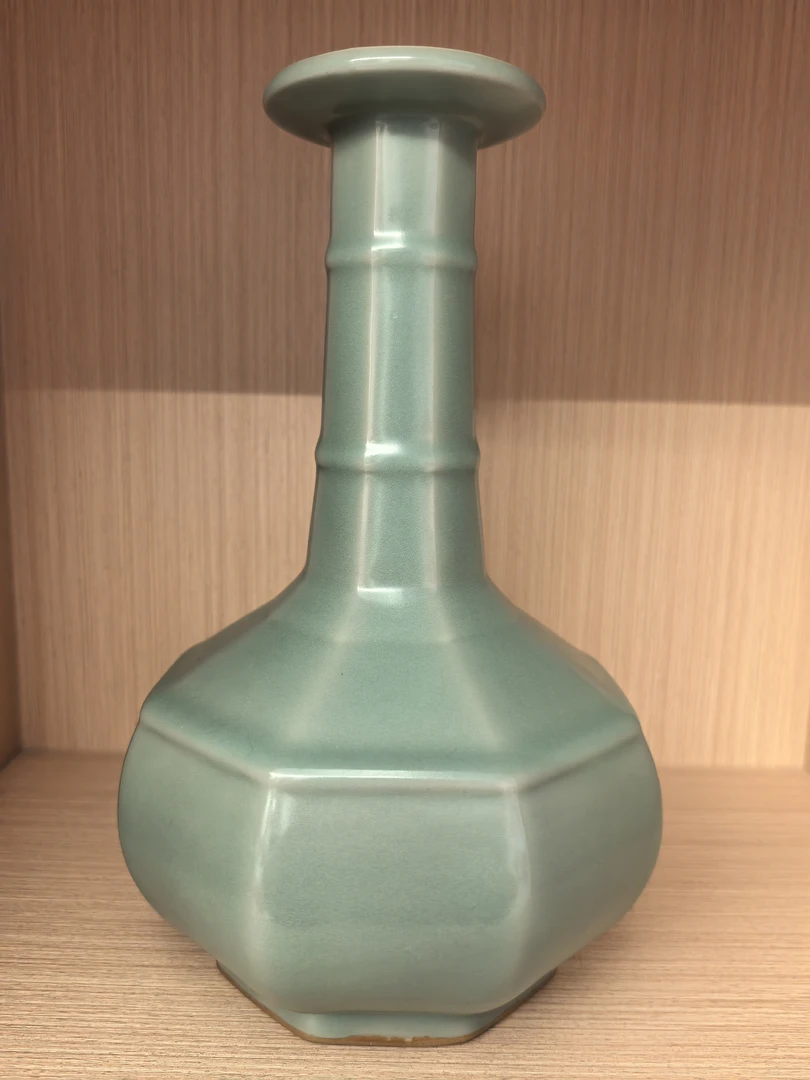 龙泉窑，全品相陶瓷八棱瓶一件