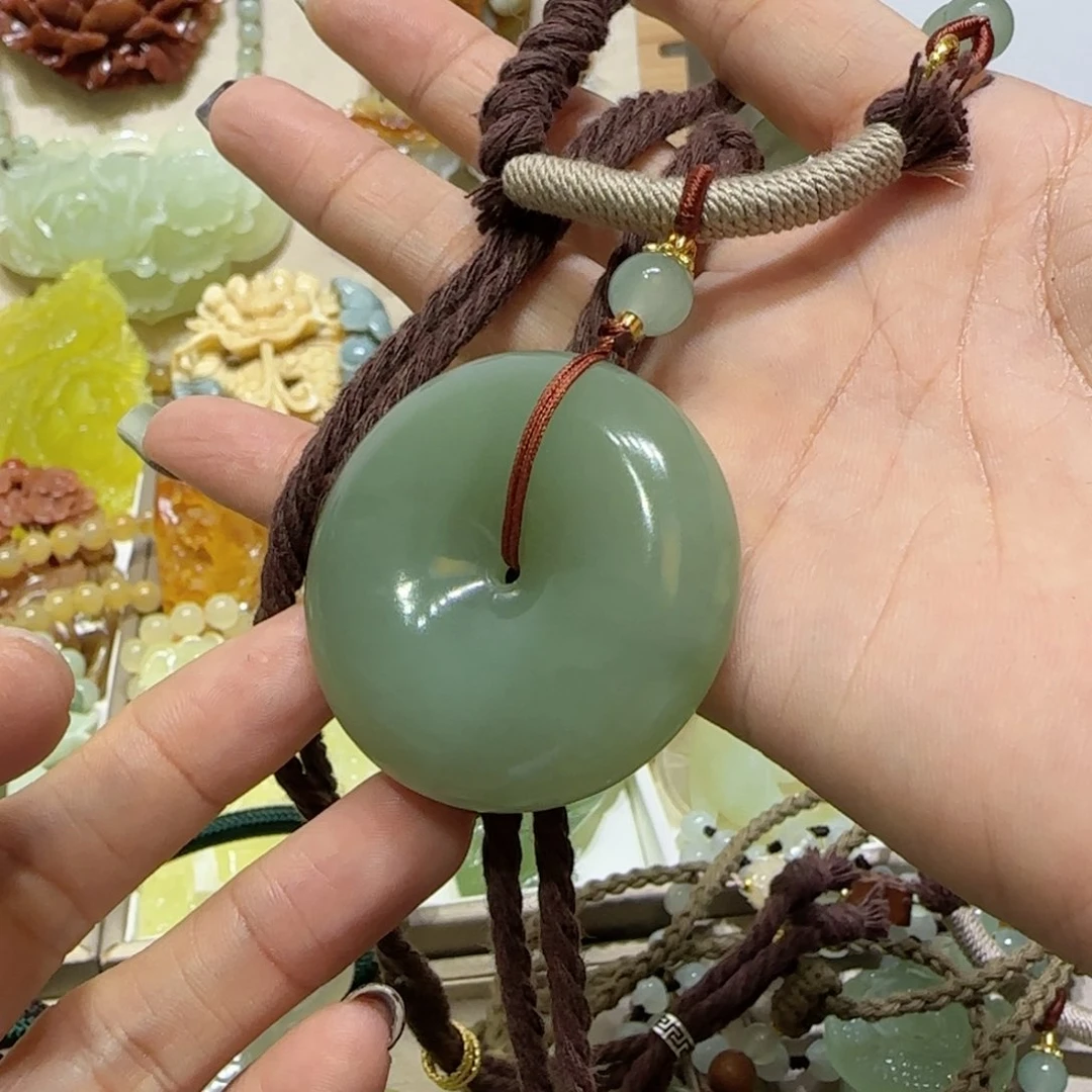 未镶嵌蛇纹石玉吊坠