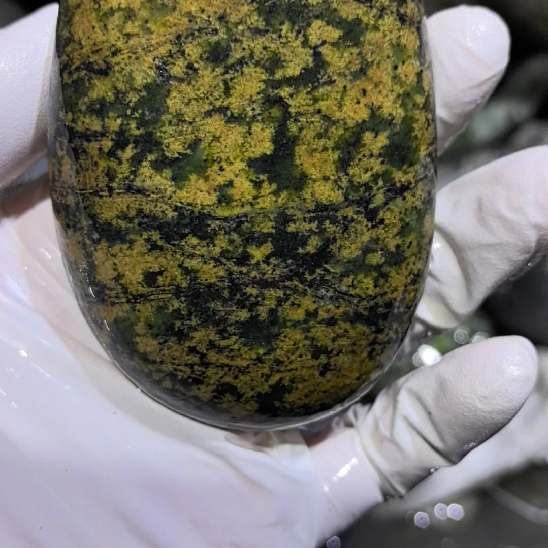 飞***…藏玉药王石原石一个