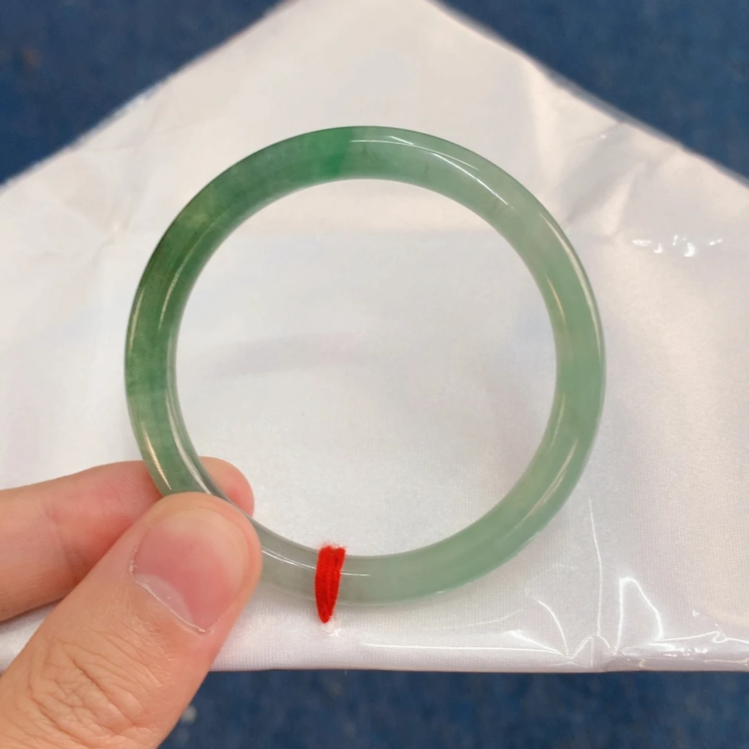 翡翠手镯未镶嵌翡翠