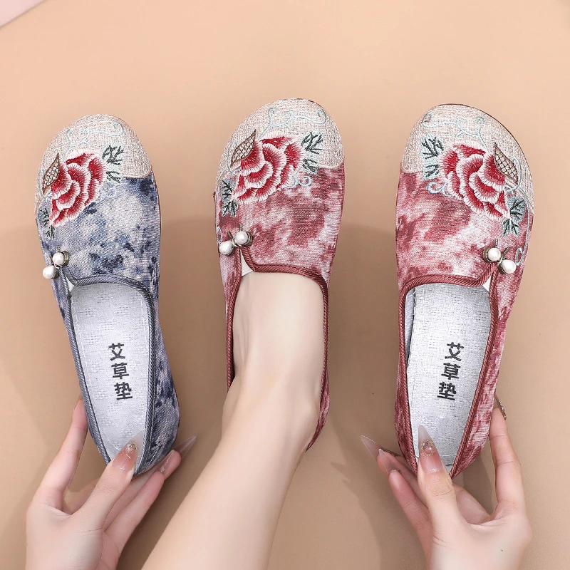 2025年春季新款老北京布鞋女款古风绣花鞋一脚蹬软底舒适妈妈单鞋
