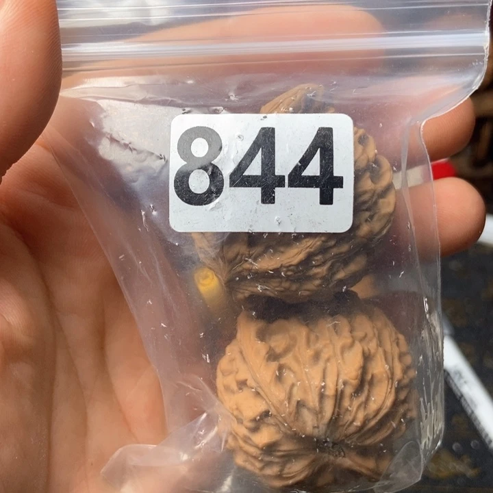 文玩核桃吊坠三*金牛