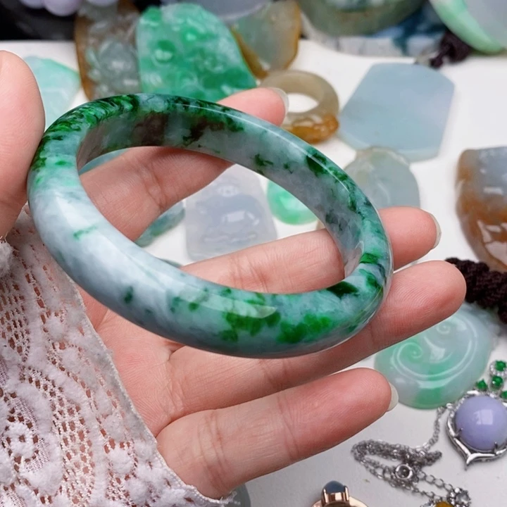 颈饰未镶嵌翡翠沈**钱手镯