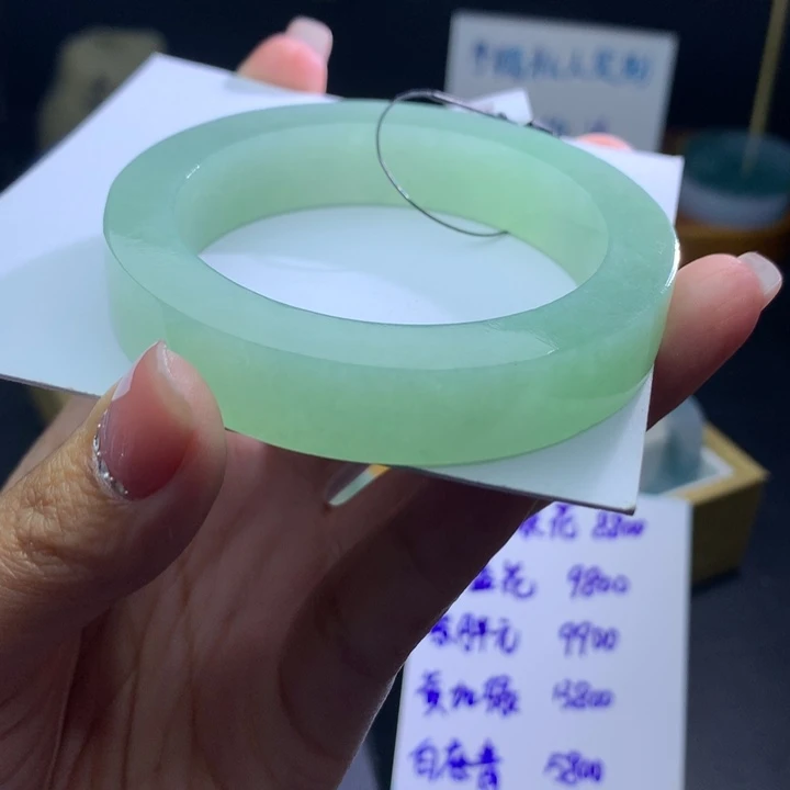 定制翡翠未镶嵌翡翠手镯