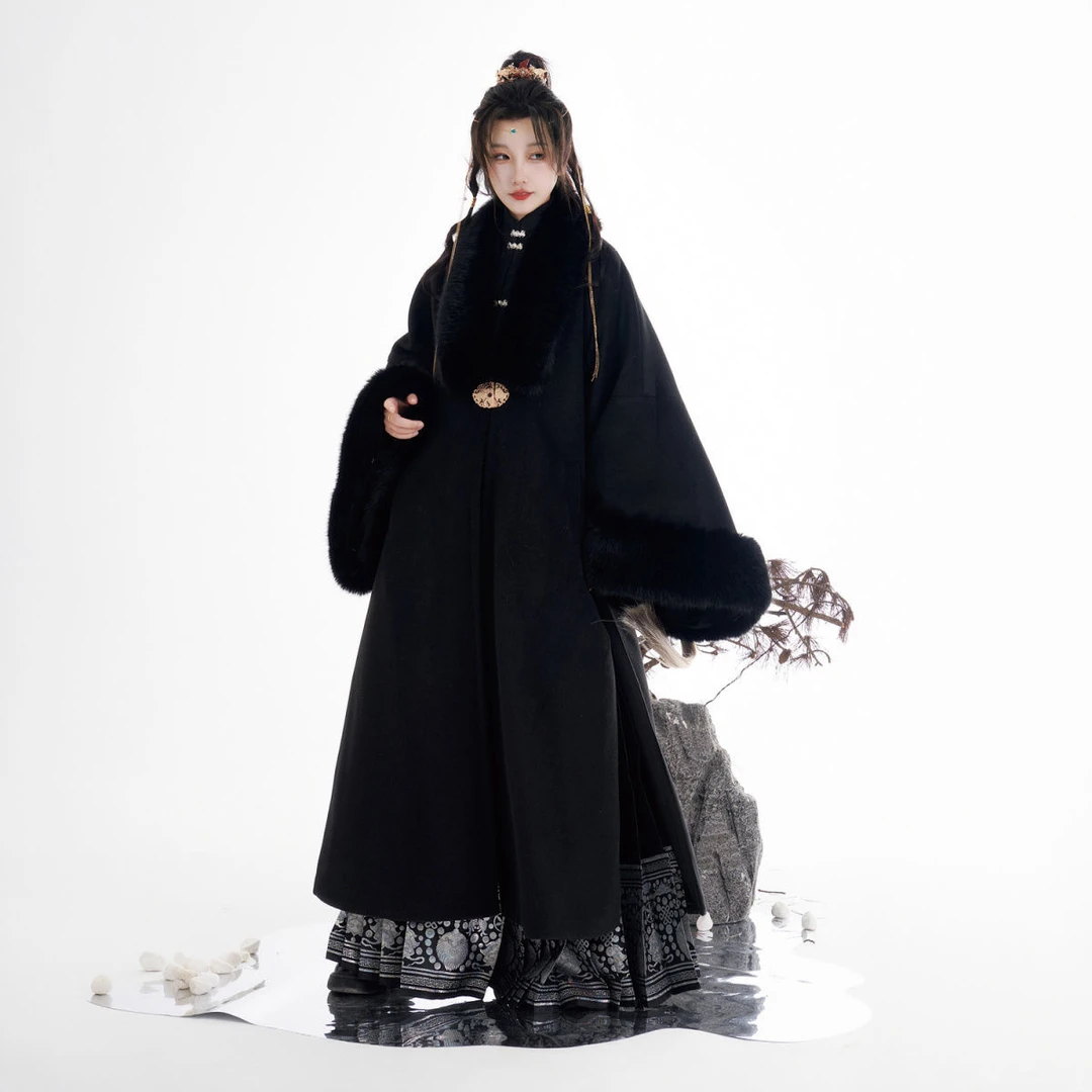 冬款加绒黑色毛呢改良汉服裘衣马面裙套装