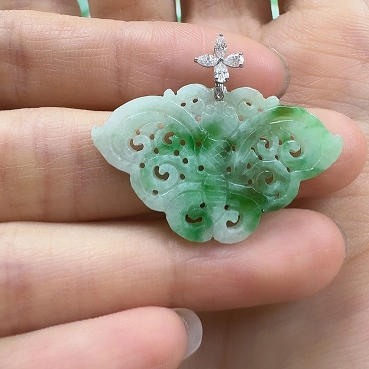 翡翠未镶嵌颈饰镂空蝴蝶