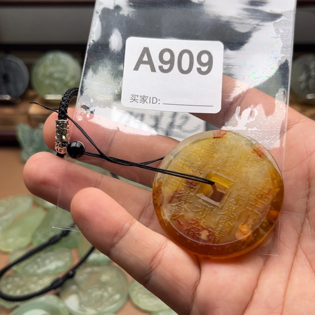 克***瓦未镶嵌蛇纹石玉颈饰