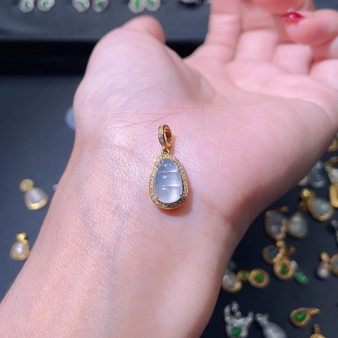 翡翠颈饰18K金镶嵌吊坠