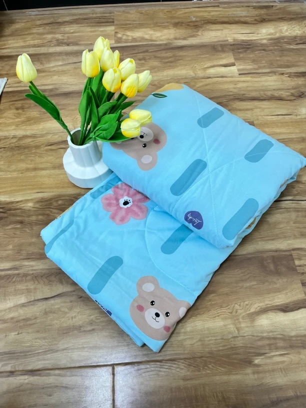 【夹棉】新款人造棉棉绸夏凉被柔软舒适透气可机洗-蓝色花朵熊