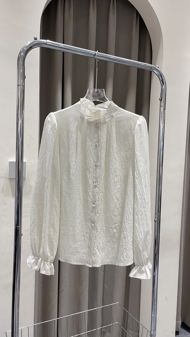 黑色竖条纹米色系衬衫