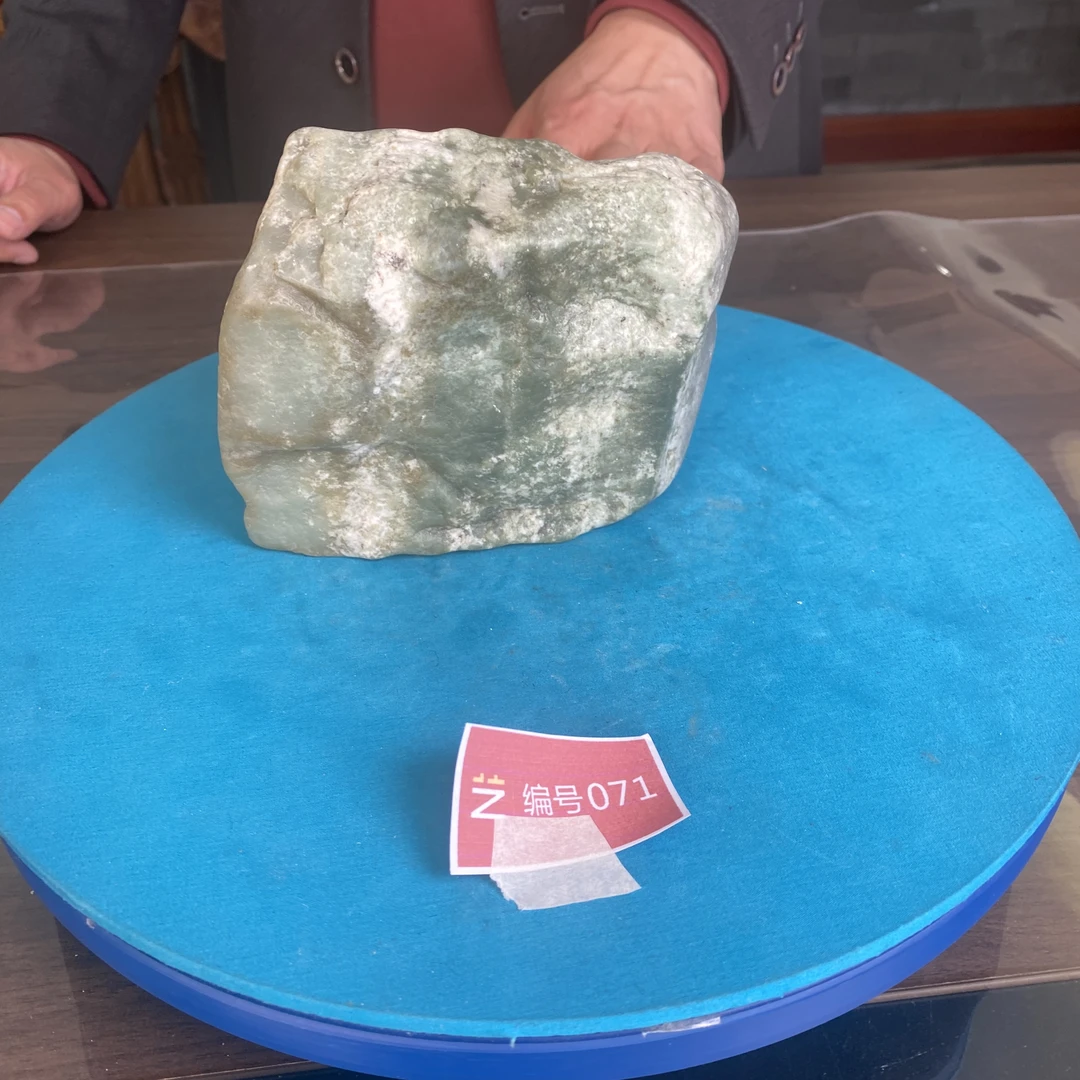 现货新疆玉料原石发一件编号071