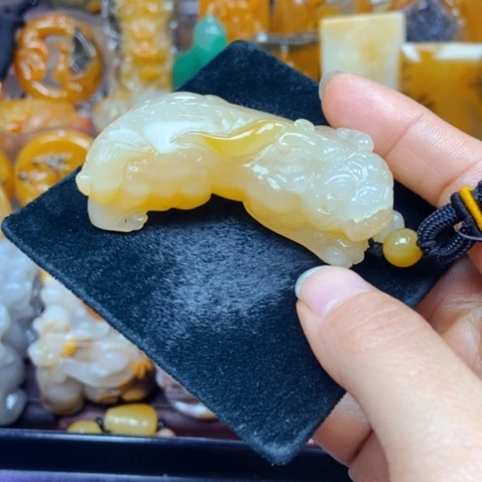 石英质玉（黄龙玉）未镶嵌颈饰