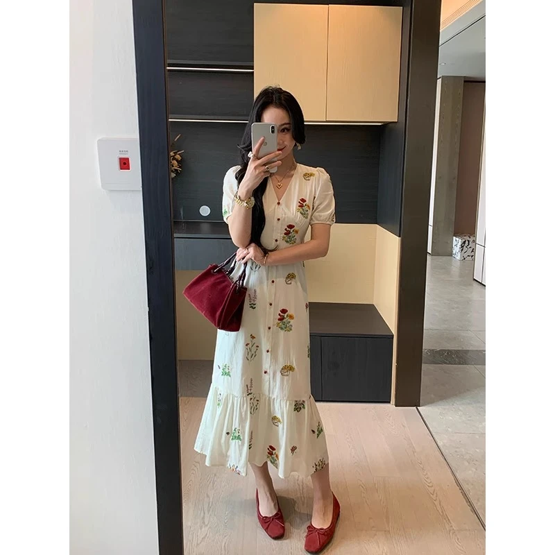 【秘密花园】夏季微胖mm刺绣v领连衣裙收腰显瘦气质短袖长裙女