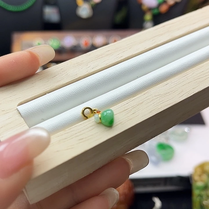 翡翠未镶嵌颈饰翡翠钱袋子