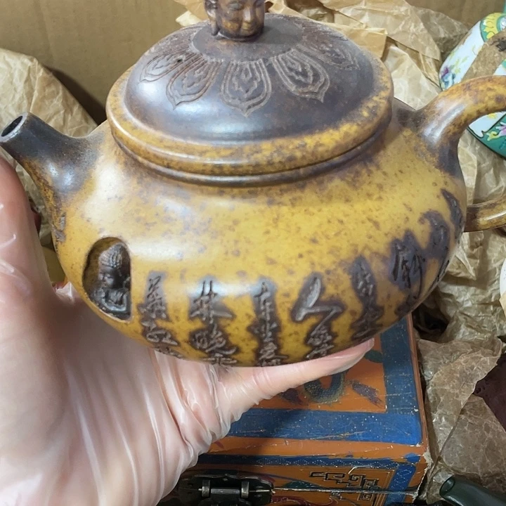 茶壶紫砂原矿泥料手工制作的一把紫砂壶。