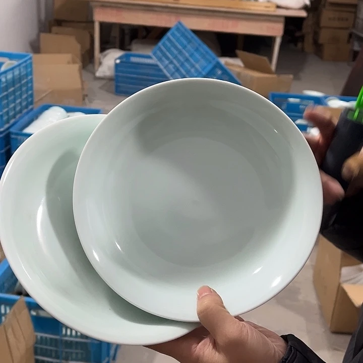 瓷片青瓷八英寸深盘两个，微瑕包邮