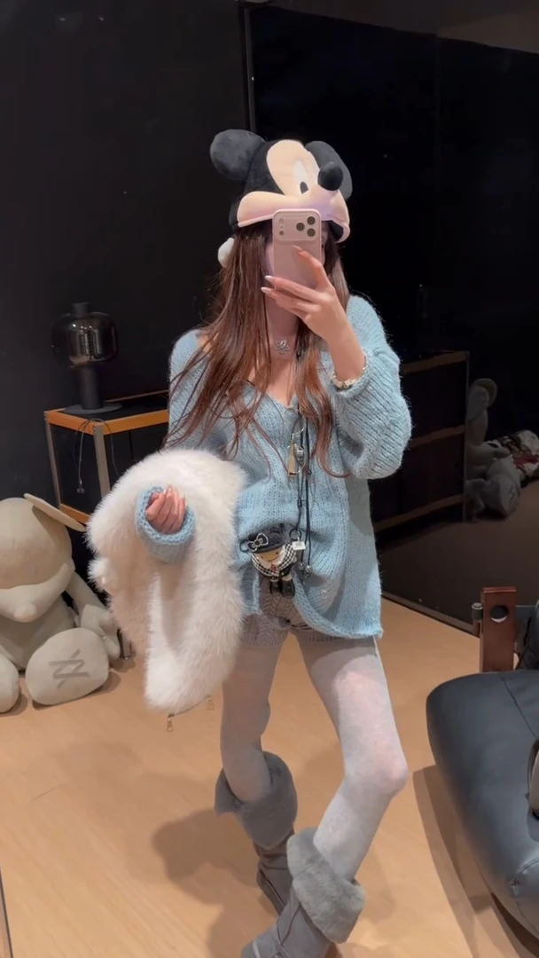 韩版长袖V领针织衫女秋冬修身设计感小众套头毛衣上衣百搭短裤子