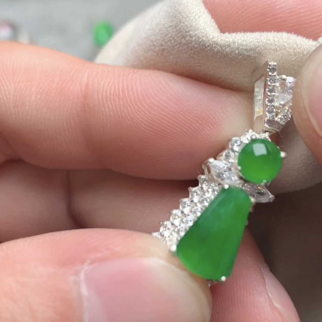 天然A货翡翠冰种辣绿色无事牌吊坠裸石（需镶嵌）