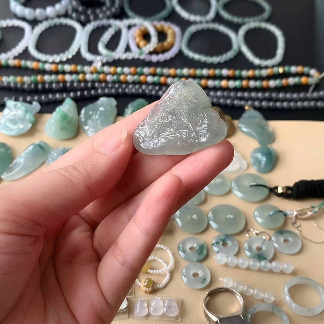 翡翠未镶嵌颈饰麒麟