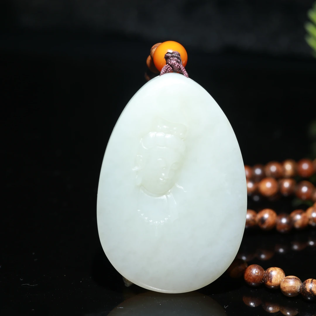 18和田玉洒金皮籽儿吊坠/000038保利厦门拍卖