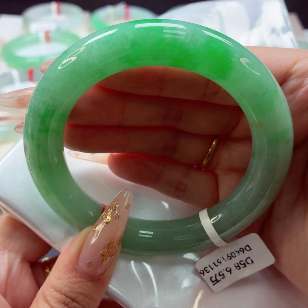 翡翠未镶嵌手镯（圆镯）22（45号）有洒金