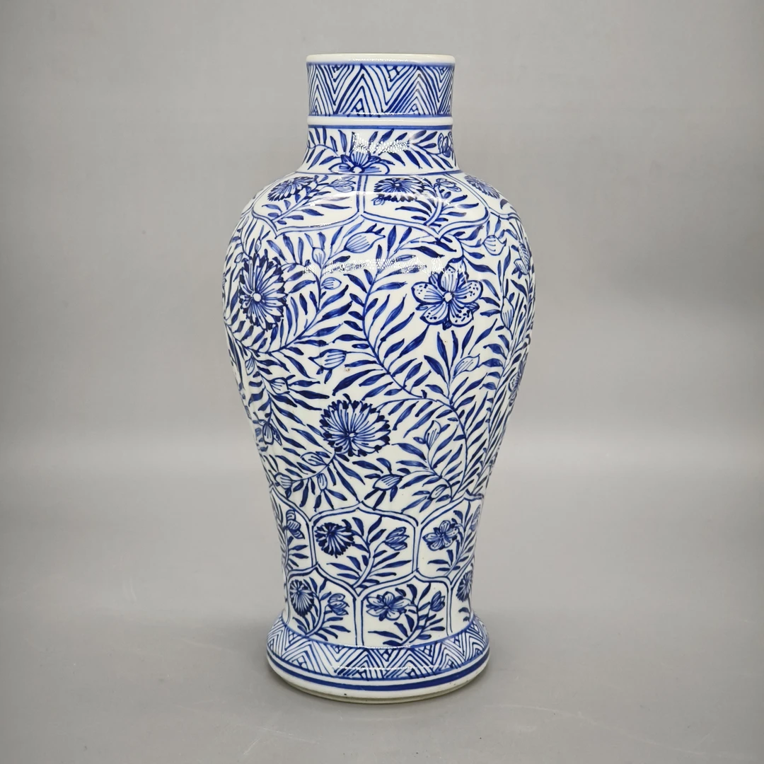 82501002*清康熙青花缠枝花卉纹瓶/瓷器八/江苏省文物总店