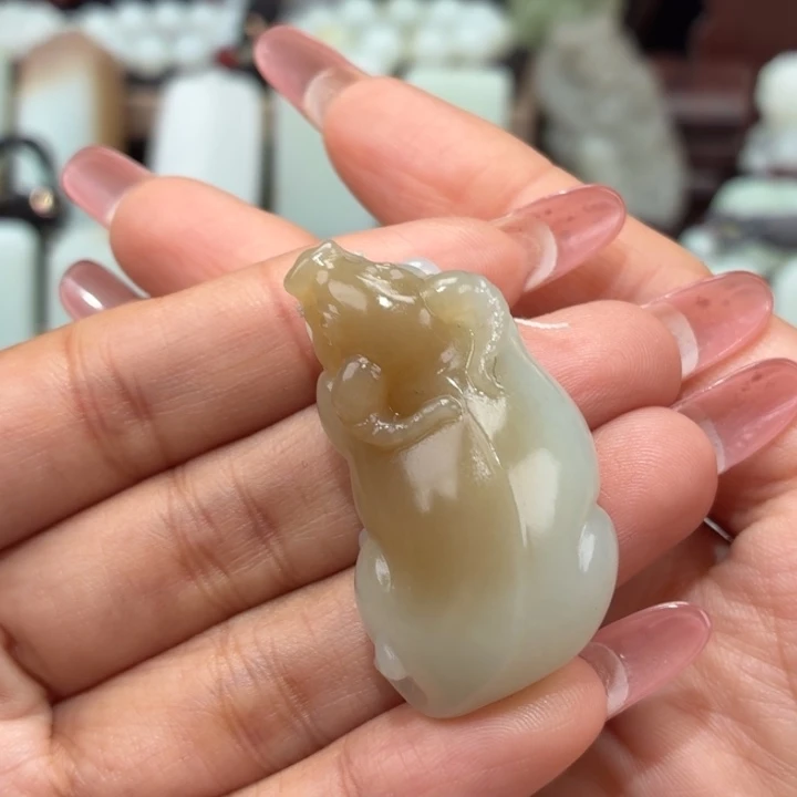 丽***a和田玉未镶嵌颈饰