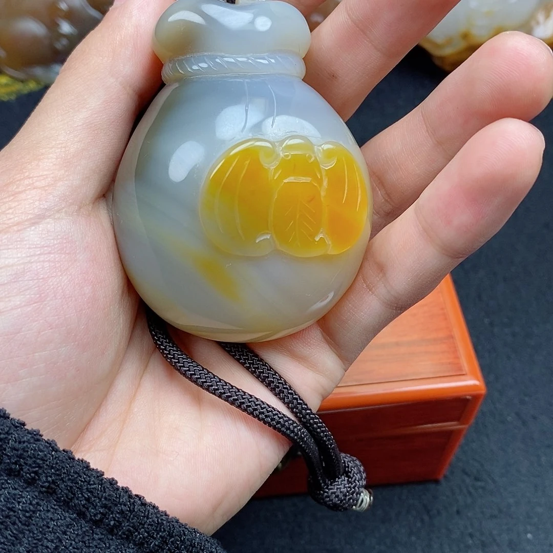 刘***宝玛瑙/玉髓未镶嵌珠宝奇石