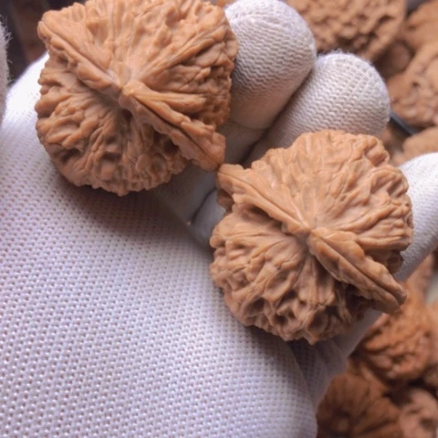 【闪购商品】桃核吊坠白狮子头狮子头